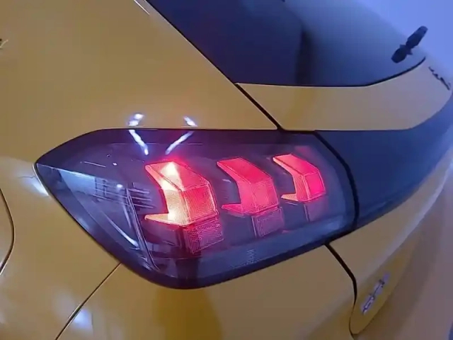 Peugeot 208 puretech 75 s&amp;s bvm5 — photo 17