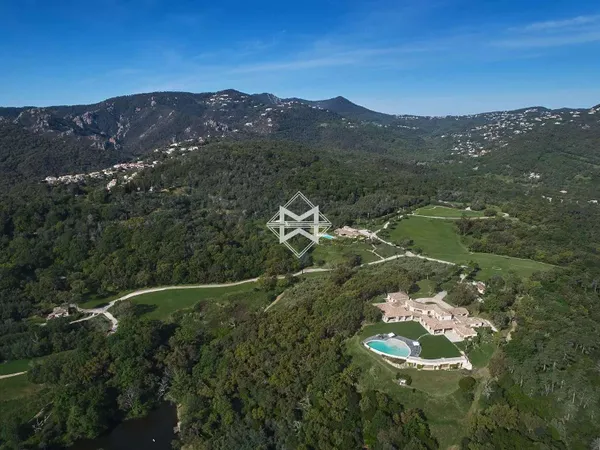 Villa 17 pièces 2100 m²