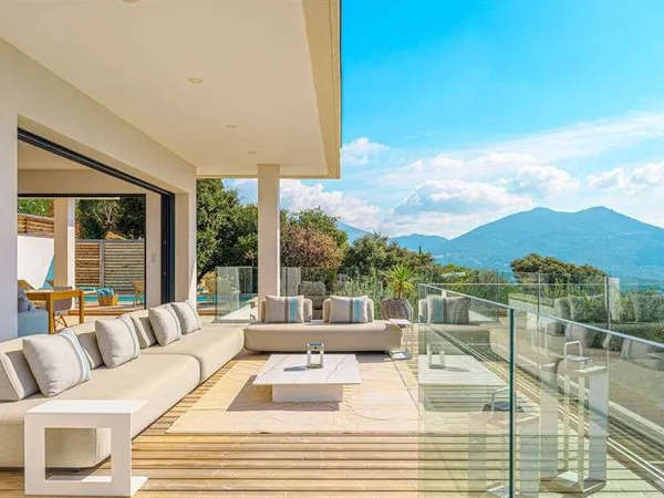 Maison 7 pièces 230 m²