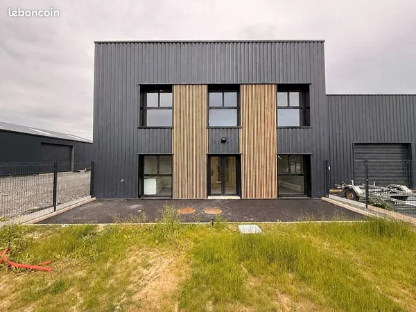 Local 320 m² PLEUDANIEL