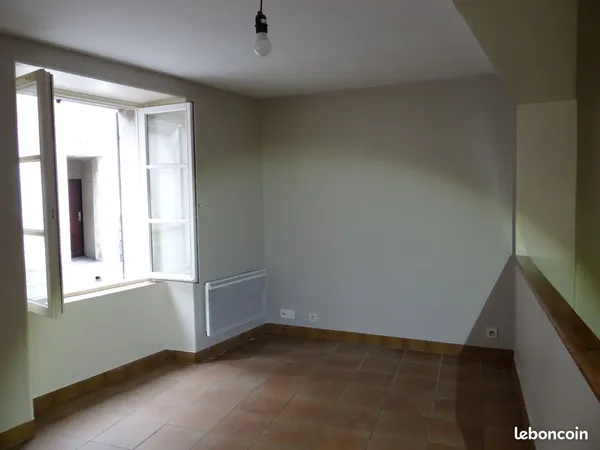 AUXERRE centre F2 rez de chaussée 485