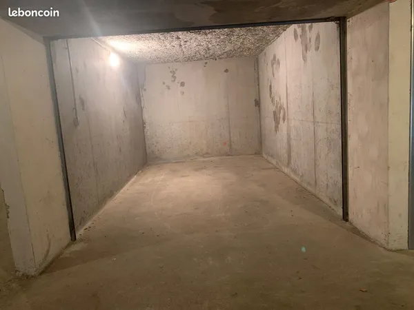 Garage fermé pour voiture en sous-sol sécurisé zone BAB2