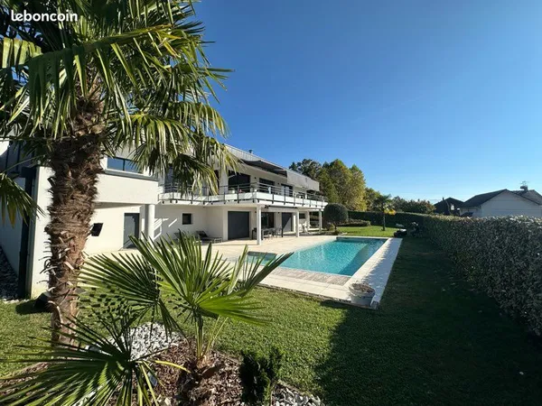 Villa 250m2, vue lac, piscine et spa de nage
