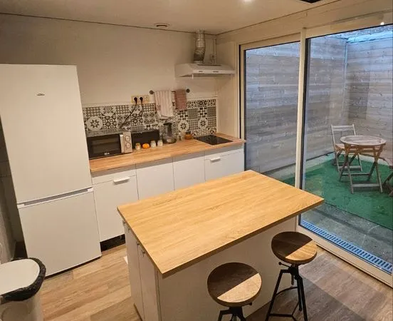 Studio rdc avec espace extérieur
