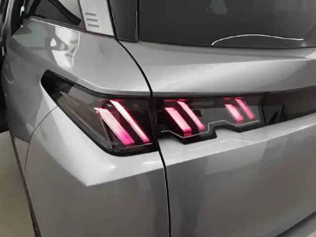 Peugeot 5008 hybrid 145 ch e-dcs6 — photo 17