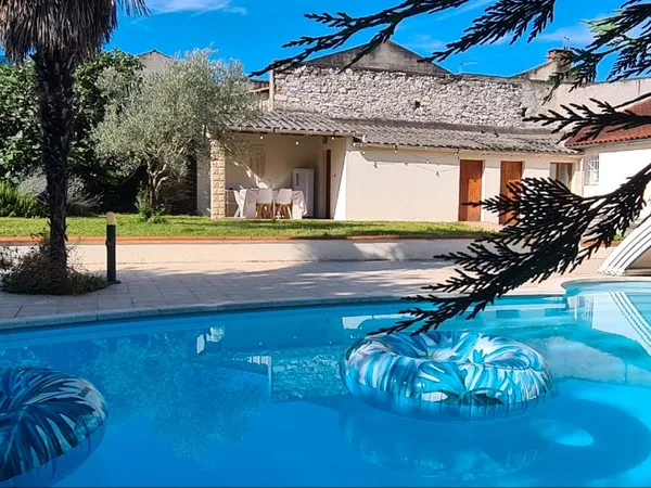 Maison de ville avec piscine et jardin +possibilité activité libérale