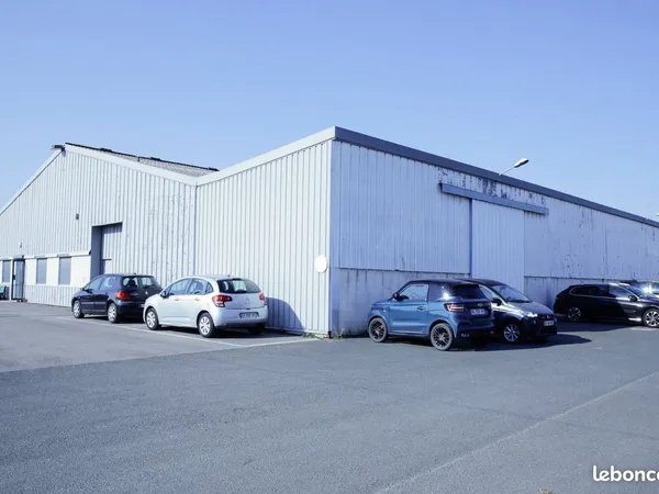 À louer - BÂTIMENT INDUSTRIEL DE 800 m² SUR TERRAIN CLOS DE 3 000 m²