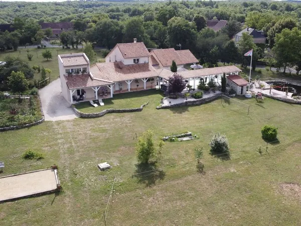Ensemble immobilier avec maison principale, studio climatisé et