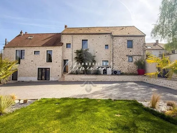 Maison 8 pièces 270 m²
