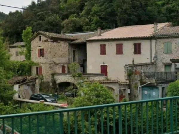 Lot de trois maisons en pierre