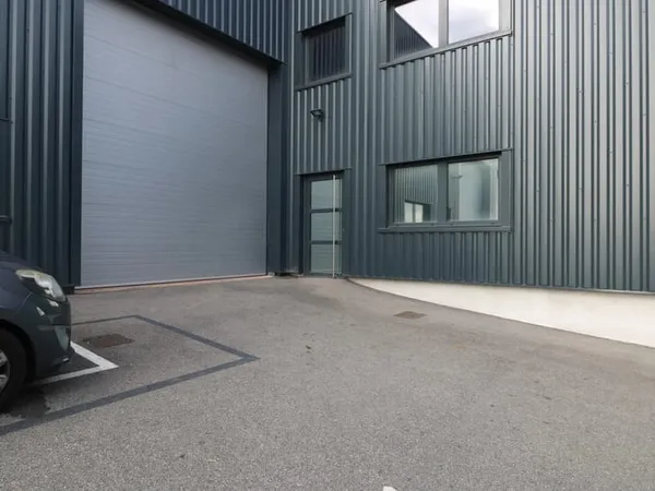 Entrepôt et bureau neufs de 150m²