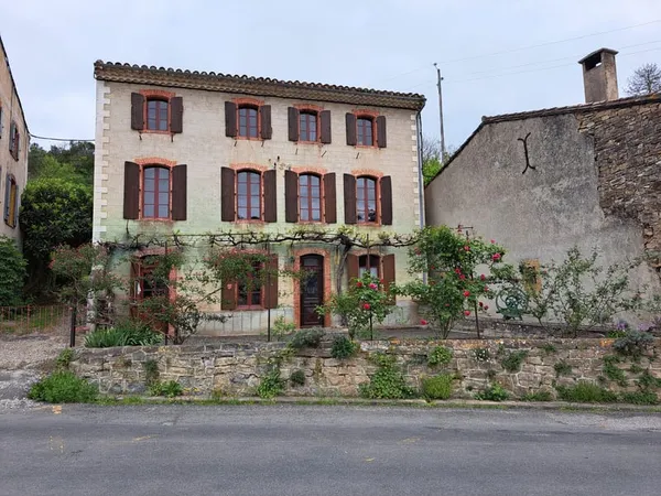 Grande maison familiale avec jardin, garage et dépendances