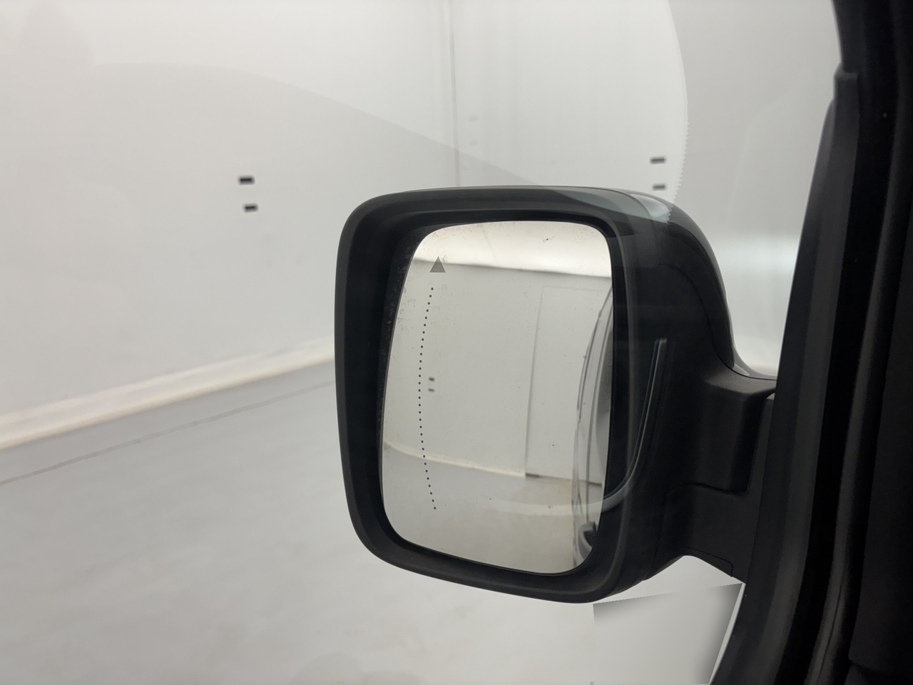 Renault Trafic Combi — photo 27