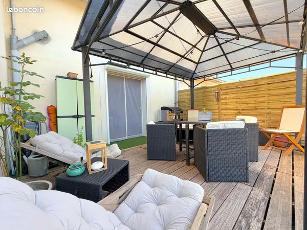 Maison de ville RÉNOVÉE 3 pièces 74 m2 avec TERRASSE ET JARDIN - ENTRE CENTRE CASTELNAU ET AVENSAN