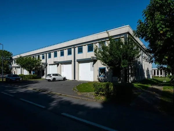 Entrepôt 3323 m²