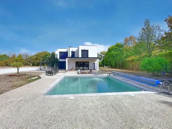 Maison moderne de 220 m2 avec piscine