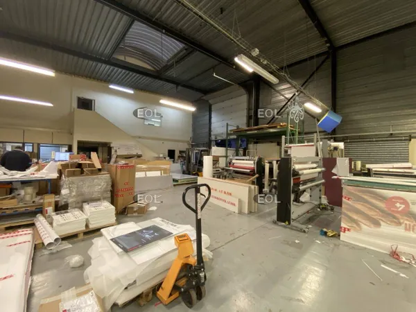 Local d'activité 877 m²