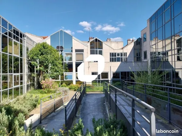 Bureau 235 m²