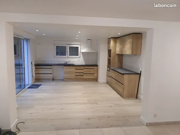 À louer à Sare, appartement familial, 4 chambres avec jardin privatif de 1200 m² et garage. Disponib