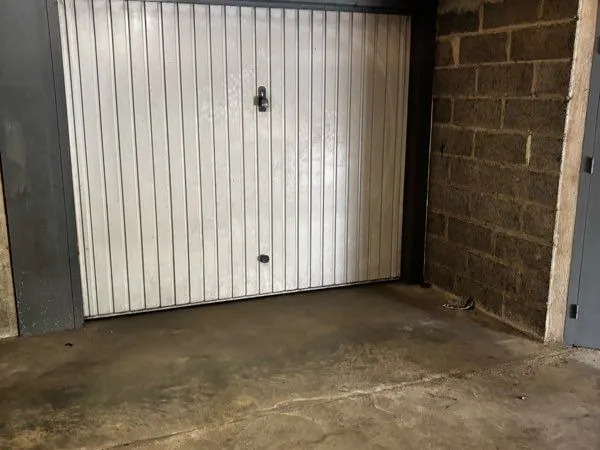 Garage box fermé dans petite copropriété dans quartier