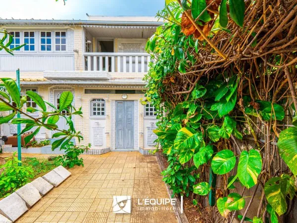 Maison T7 secteur Bas de Moufia - SAINTE-CLOTILDE