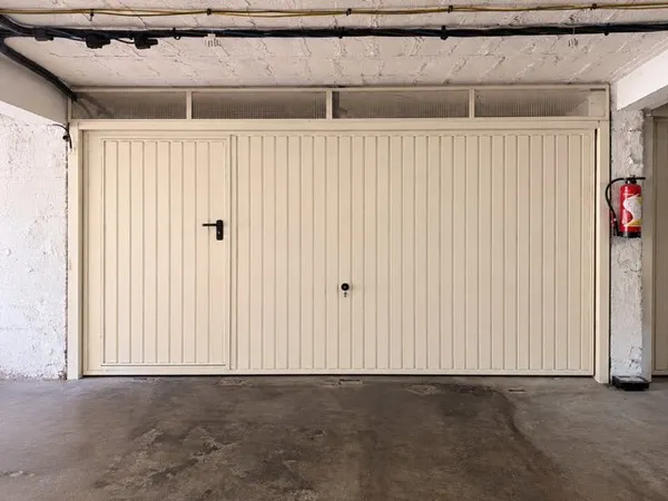 Grand Garage équipé Pour Voiture Electrique
