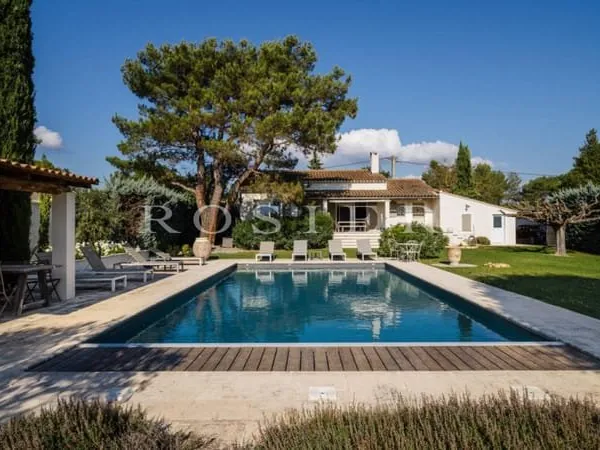 Exclusivité, maison avec piscine et vue sur le Luberon dans un q