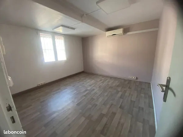 A LOUER - LOCAL 149m² - 8 Pièces