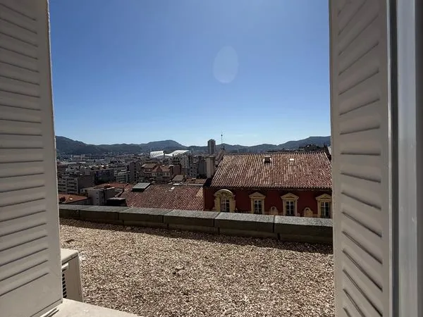 Studette meublée au dernier étage sur Périer avec très belle vue