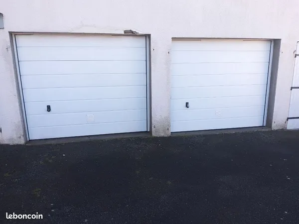 ENSEMBLE DE 2 GARAGES FERMÉS 30m² CENTRE VILLE VIRE NORMANDIE