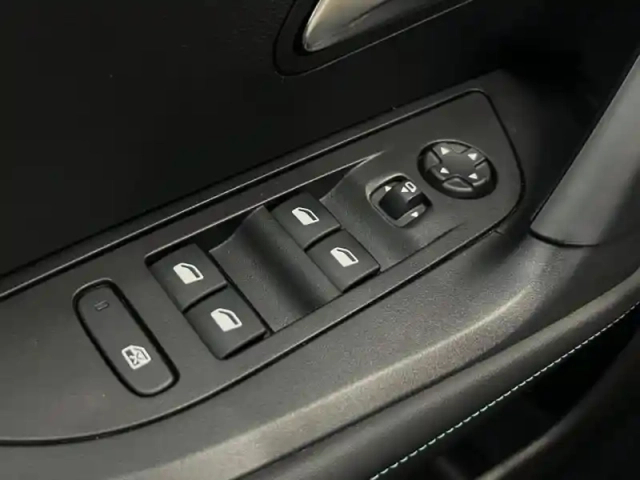 Peugeot 2008 e- 136ch allure pack — photo 12