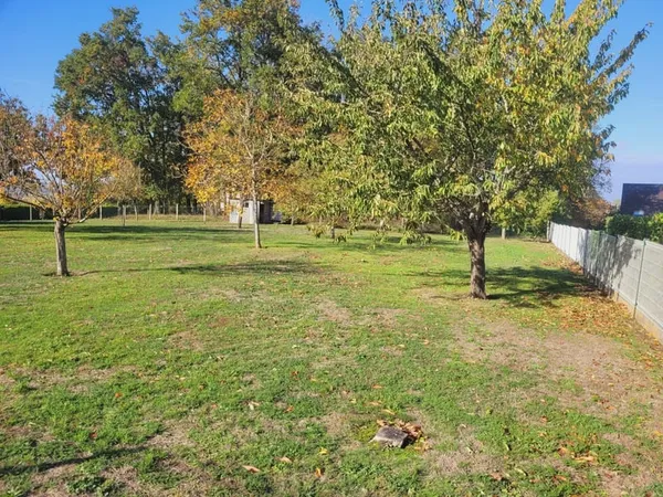 Terrain constructible dans quartier résidentiel