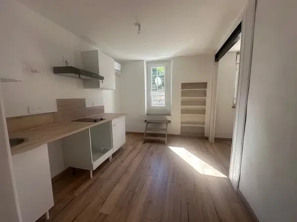 STUDIO 25 M2 REFAIT A NEUF/BALCON