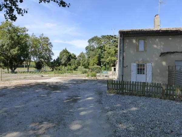 PETITE MAISON EN DUPLEX DE TYPE T2 DANS UN CADRE VERDOYANT ET TRANQUILLE