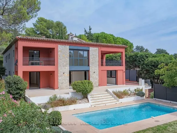 Villa rénovée de 350m² avec une piscine et vue sur la foret