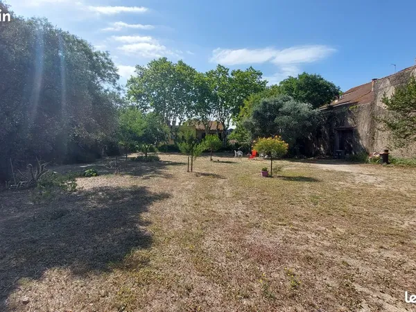 Terrain constructible viabilisé (690 m²)