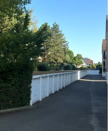 Garage fermé, sécurisé et facilement accessible