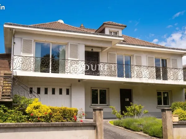 Propriété 8 pièces 214 m²