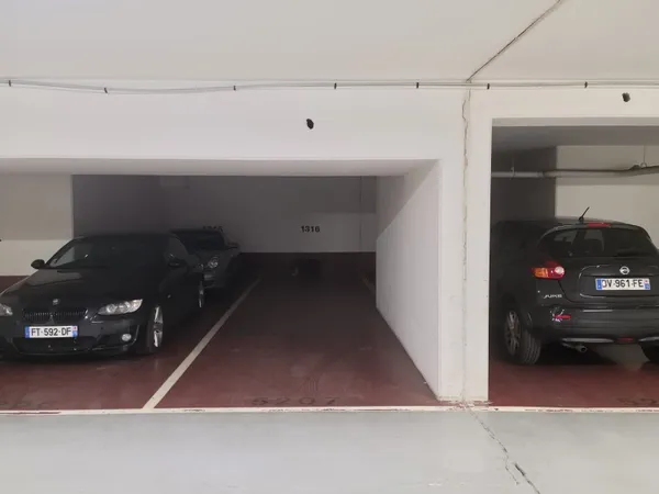 Loue parking - 12m²