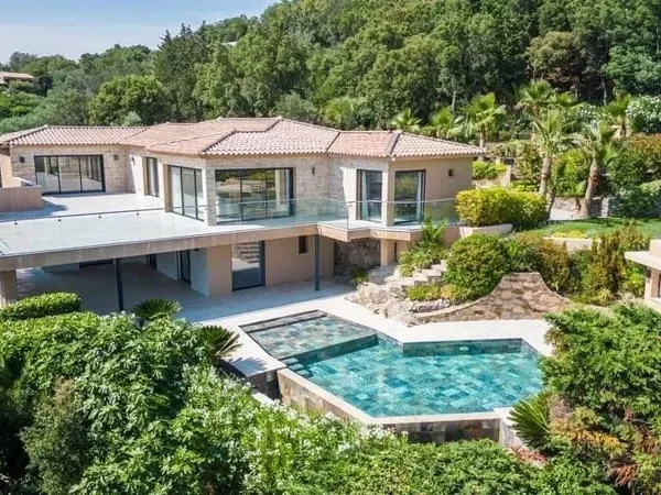 GRIMAUD - Superbe villa contemporaine avec vue mer