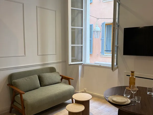Loue studio/T1 bis (coin nuit) 24m2, centre ville Toulon, rénové, entièrement meublé et équipé