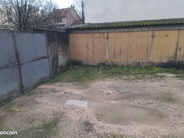 Garage à 200m de la place du 30 Octobre