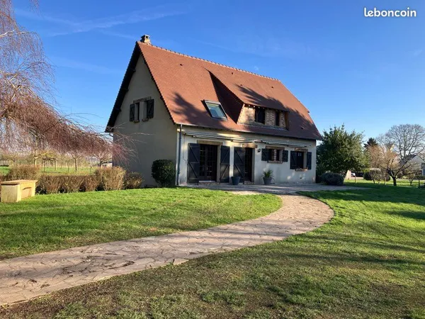 Maison 5 chambres + sous-sol - Grand terrain 7 800 m²