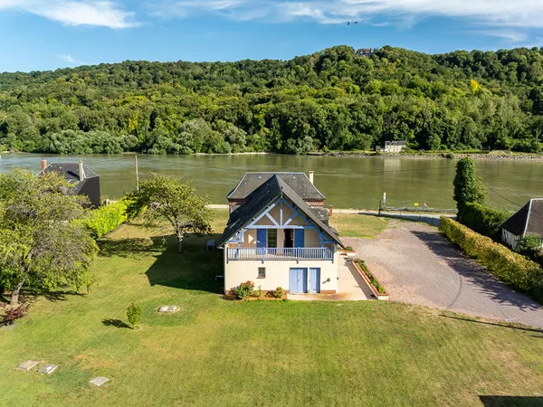 Propriété avec chambres d'hôtes en bord de seine