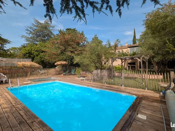 Maison d'environ 220 m² avec piscine, espace spa, dépendances et vue dégagée — Terrain d'environ 1 8