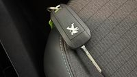 Peugeot 208 1.2 PureTech 100ch S&S Allure EAT8 — photo 16