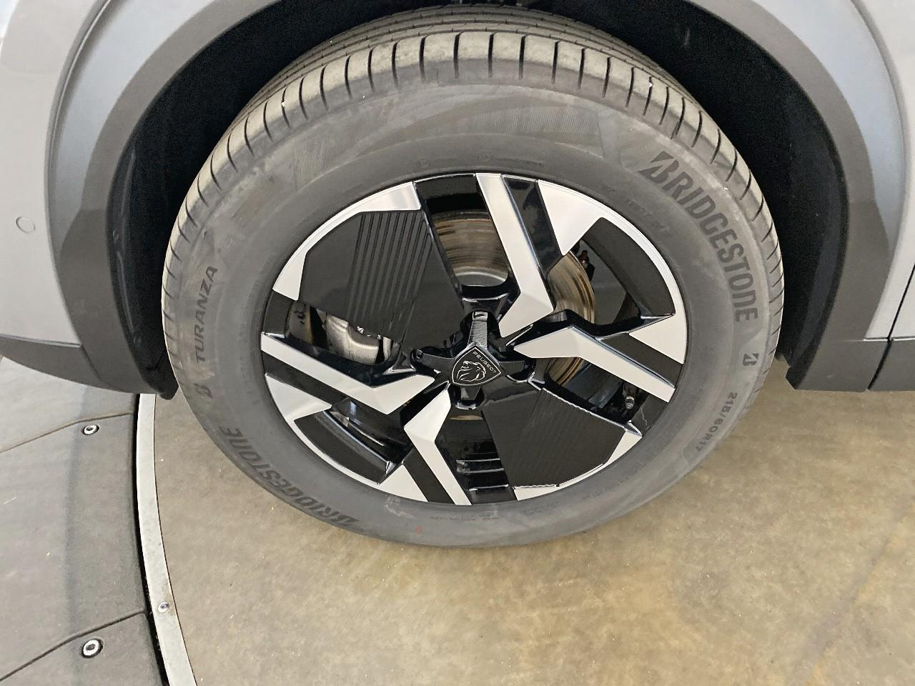 Peugeot 2008 hybrid 145 ch e-dcs6 allure — photo 11