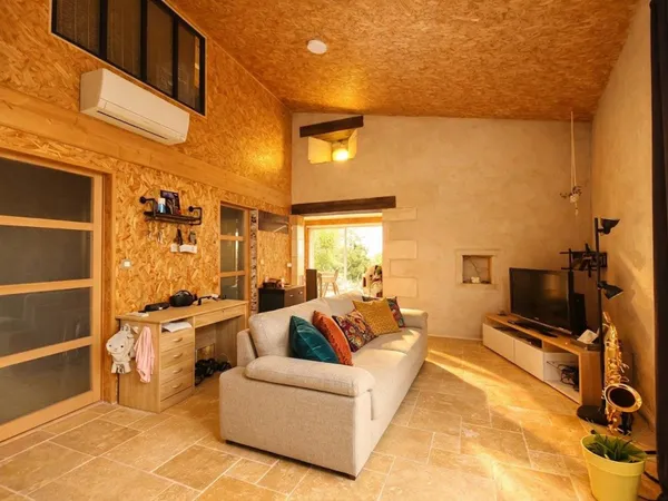 Charmante maison T3 en pierre et bois, deux chambres, dressing, jardin et garage