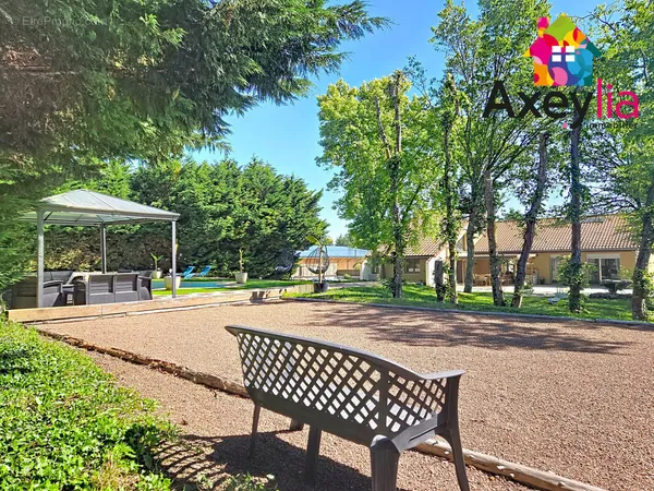 A vendre-renaison - maison familiale avec sous sol complet et piscine