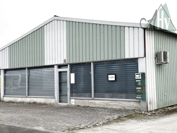 Local commercial de 250 m2 avec vitrine en zone industrielle